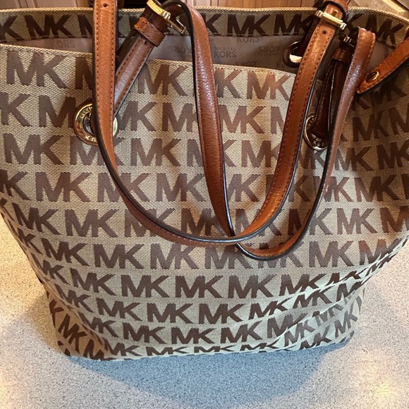Gorgeous, Michael Kors vintage bag❤️ - Picture 2 of 5